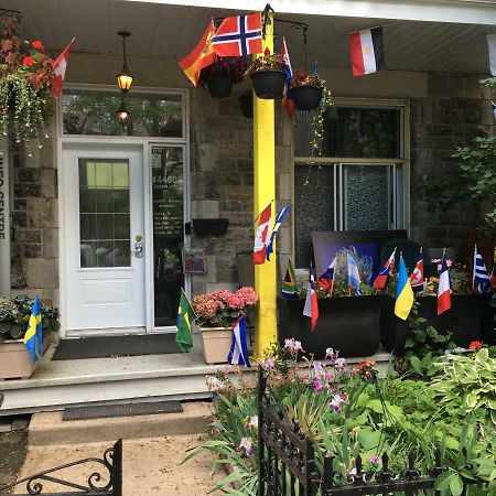 Pied-A-Terre Mont-Royal Hostel Монреал Екстериор снимка
