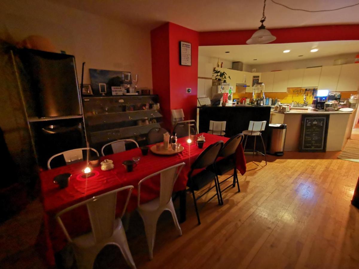 Pied-A-Terre Mont-Royal Hostel Монреал Екстериор снимка