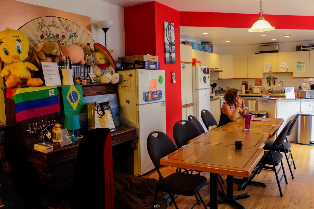 Pied-A-Terre Mont-Royal Hostel Монреал Екстериор снимка