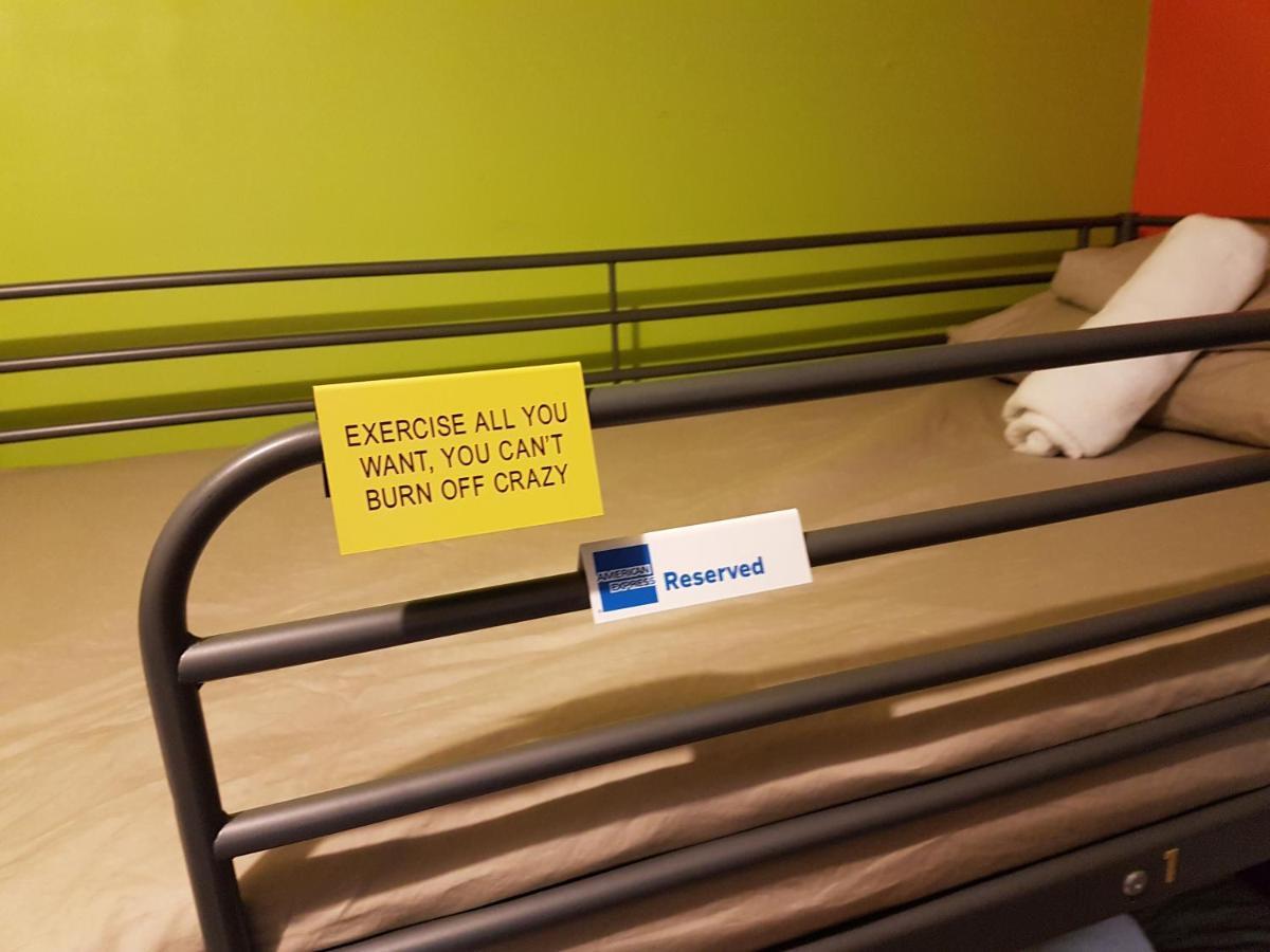 Pied-A-Terre Mont-Royal Hostel Монреал Екстериор снимка
