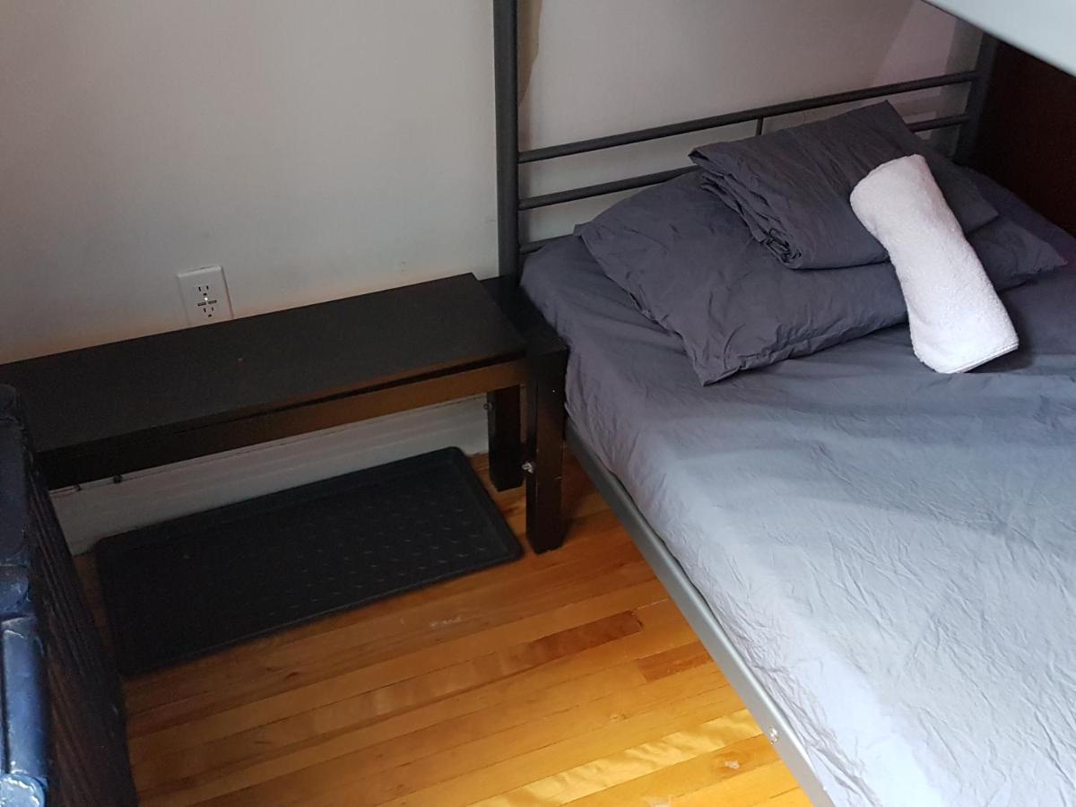 Pied-A-Terre Mont-Royal Hostel Монреал Екстериор снимка