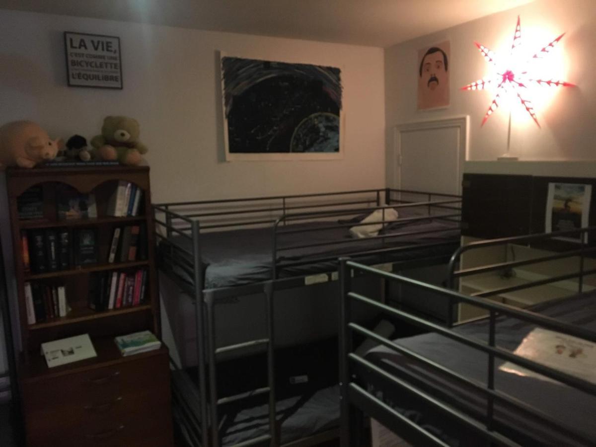 Pied-A-Terre Mont-Royal Hostel Монреал Екстериор снимка