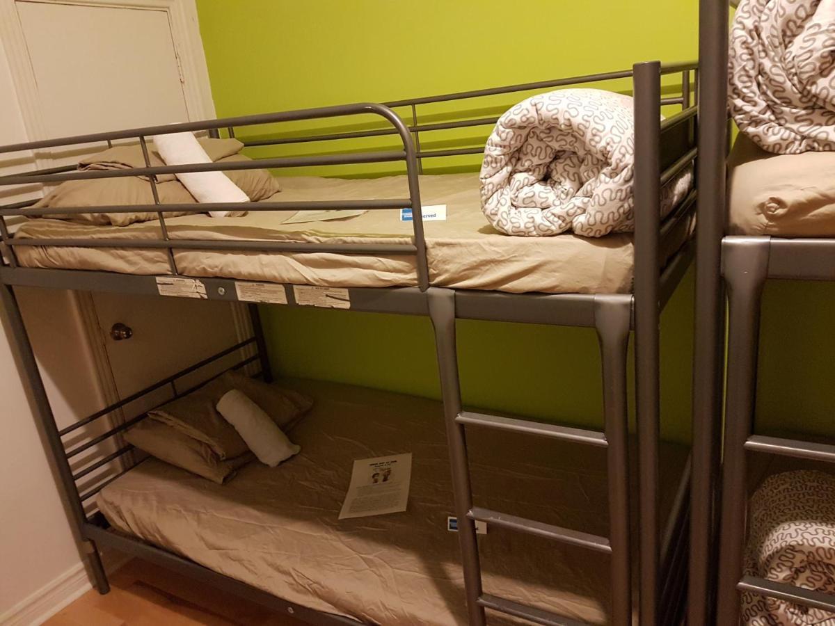 Pied-A-Terre Mont-Royal Hostel Монреал Екстериор снимка
