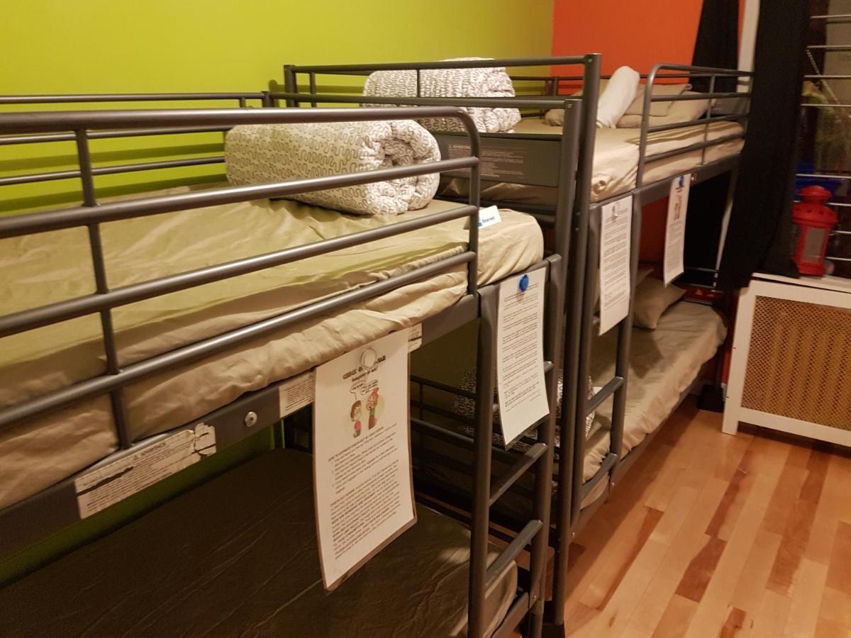 Pied-A-Terre Mont-Royal Hostel Монреал Екстериор снимка